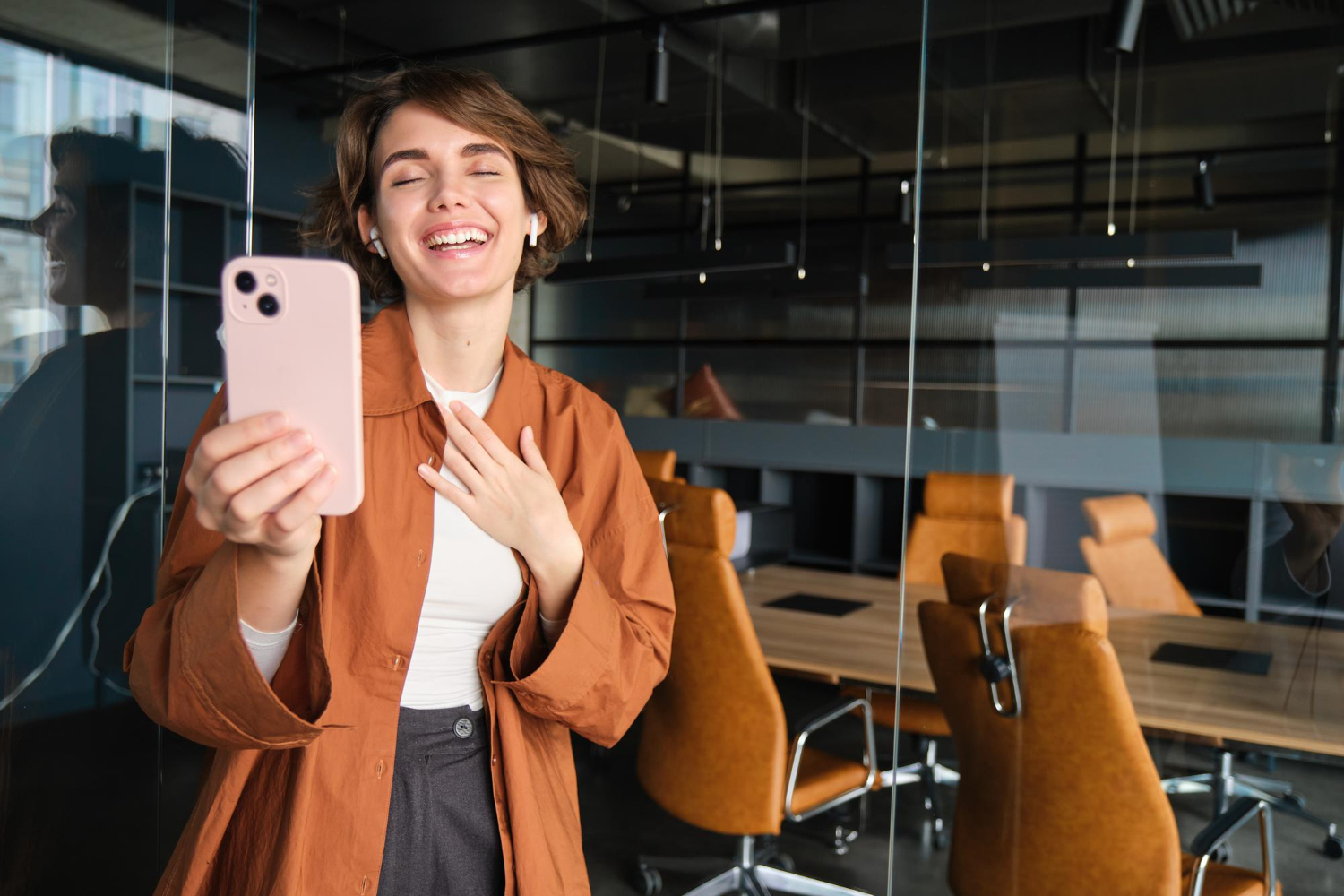 Joven Empresaria tomando Selfie